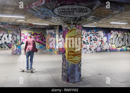 Skateboarder, Skateboard, Fahrrad, Stunt, Stunts, at, bekannt, berühmt, ikonische, Undercroft, Skatepark, unten, Southbank Centre, Southbank, Lambeth, London, England, Vereinigtes Königreich, Stockfoto