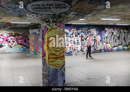 Skateboarder, Skateboard, Fahrrad, Stunt, Stunts, at, bekannt, berühmt, ikonische, Undercroft, Skatepark, unten, Southbank Centre, Southbank, Lambeth, London, England, Vereinigtes Königreich, Stockfoto