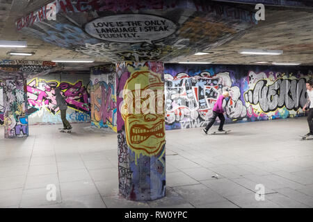 Skateboarder, Skateboard, Fahrrad, Stunt, Stunts, at, bekannt, berühmt, ikonische, Undercroft, Skatepark, unten, Southbank Centre, Southbank, Lambeth, London, England, Vereinigtes Königreich, Stockfoto