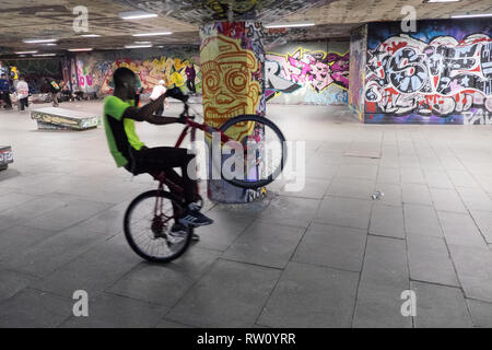 Skateboarder, Skateboard, Fahrrad, Stunt, Stunts, at, bekannt, berühmt, ikonische, Undercroft, Skatepark, unten, Southbank Centre, Southbank, Lambeth, London, England, Vereinigtes Königreich, Stockfoto