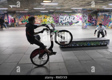 Skateboarder, Skateboard, Fahrrad, Stunt, Stunts, at, bekannt, berühmt, ikonische, Undercroft, Skatepark, unten, Southbank Centre, Southbank, Lambeth, London, England, Vereinigtes Königreich, Stockfoto