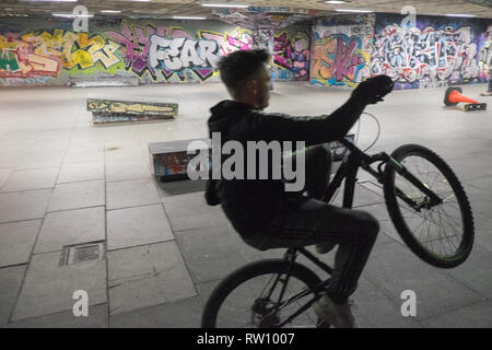 Skateboarder, Skateboard, Fahrrad, Stunt, Stunts, at, bekannt, berühmt, ikonische, Undercroft, Skatepark, unten, Southbank Centre, Southbank, Lambeth, London, England, Vereinigtes Königreich, Stockfoto