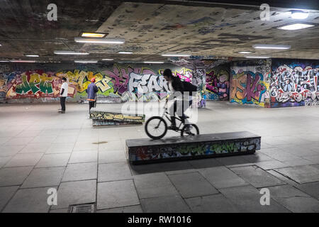 Skateboarder, Skateboard, Fahrrad, Stunt, Stunts, at, bekannt, berühmt, ikonische, Undercroft, Skatepark, unten, Southbank Centre, Southbank, Lambeth, London, England, Vereinigtes Königreich, Stockfoto