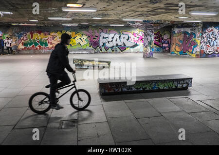 Skateboarder, Skateboard, Fahrrad, Stunt, Stunts, at, bekannt, berühmt, ikonische, Undercroft, Skatepark, unten, Southbank Centre, Southbank, Lambeth, London, England, Vereinigtes Königreich, Stockfoto