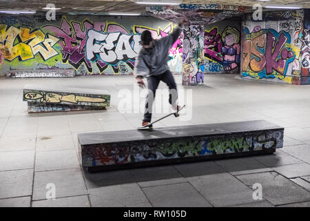 Skateboarder, Skateboard, Fahrrad, Stunt, Stunts, at, bekannt, berühmt, ikonische, Undercroft, Skatepark, unten, Southbank Centre, Southbank, Lambeth, London, England, Vereinigtes Königreich, Stockfoto