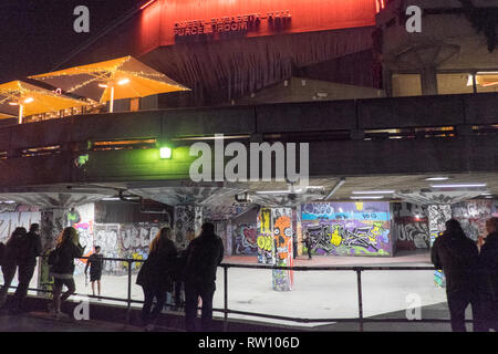 Skateboarder, Skateboard, Fahrrad, Stunt, Stunts, at, bekannt, berühmt, ikonische, Undercroft, Skatepark, unten, Southbank Centre, Southbank, Lambeth, London, England, Vereinigtes Königreich, Stockfoto