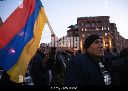 YEREVAN, Armenien - Mar 01, 2019: armenische Volk freundlich marschieren auf den Straßen von Eriwan - Samtene Revolution - Vizepräsident Nikol Pashinyan - Stockfoto