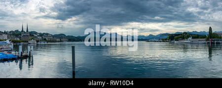 Malerische Aussicht über Luzern See (Vierwaldstättersee) mit dunklen Wolken, Kanton Schwyz. "See der Vier bewaldeten Siedlungen' Stockfoto