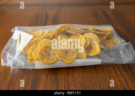 Nigerianische Kochbananen Chips frisch gehalten im Beutel Stockfoto