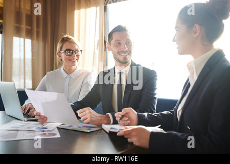 Kollegen, die Diskussion Stockfoto