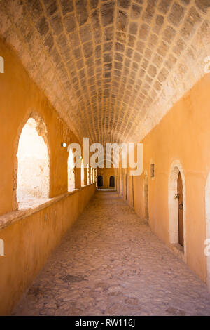 Gang in den Westen mit dem Tor zum Kloster Arkadi, Arkadi, Kreta, Griechenland. Stockfoto