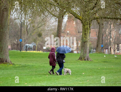 Hund Spaziergänger in Windsor in Berkshire. Stockfoto