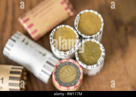 Verpackte Stapel von Canadian Dollar Münzen einfach zählen zu ermöglichen Stockfoto