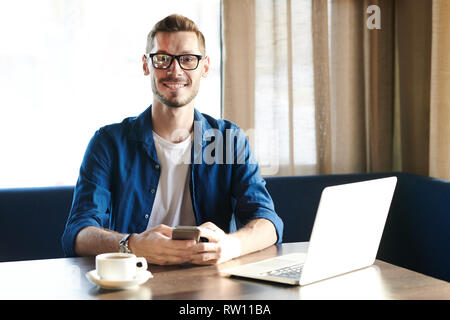Kerl mit Gadgets Stockfoto