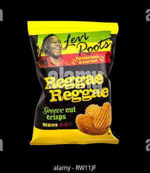 SWINDON, Großbritannien - 3. MÄRZ 2019: Levi Roots Reggae Reggae Groove cut Chips auf gelbem Hintergrund Stockfoto