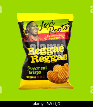 SWINDON, Großbritannien - 3. MÄRZ 2019: Levi Roots Reggae Reggae Groove cut Chips auf gelbem Hintergrund Stockfoto