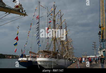 Hohe Schiffe waren paarweise am Hafen von Sunderland im Nordosten Englands gefesselt Stockfoto