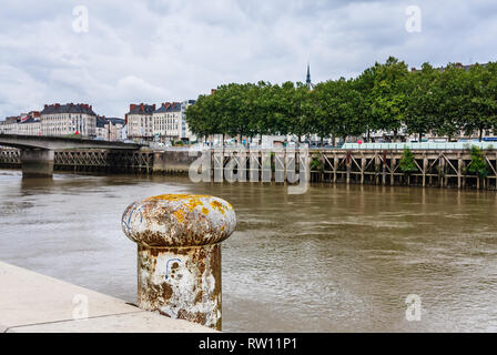 Frankreich, Pays de la Loire, Nantes, Loire-Atlantique Abteilung Stadt, Gebäude auf dem Dock von La Fosse entlang der Loire River von der Insel gesehen Stockfoto