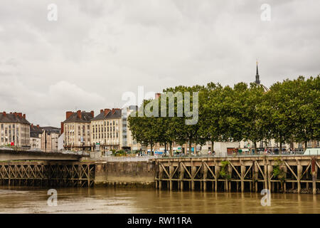 Frankreich, Pays de la Loire, Nantes, Loire-Atlantique Abteilung Stadt, Gebäude auf dem Dock von La Fosse entlang der Loire River von der Insel gesehen Stockfoto