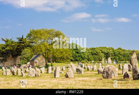 Schöne Sicht auf die standing stones Ausrichtungen, Menhire in Carnac, Bretagne, Frankreich. Megalithische Wahrzeichen Stockfoto