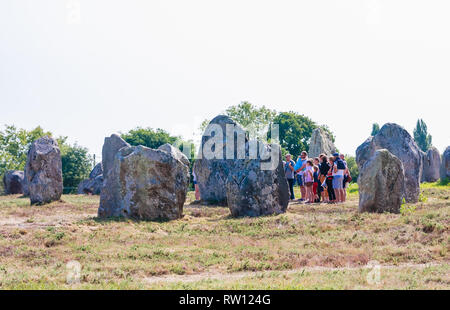 Schöne Sicht auf die standing stones Ausrichtungen, Menhire in Carnac, Bretagne, Frankreich. Megalithische Wahrzeichen Stockfoto