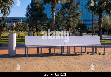 Bänke und Mülleimer im Park. Batumi. Georgien Stockfoto