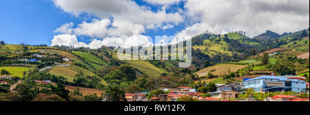Panoramablick auf die ländliche Landschaft der Provinz Cartago in Costa Rica Stockfoto