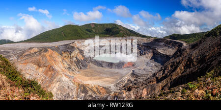 Panoramablick auf die Krater des Poas Vulkan in Costa Rica Stockfoto