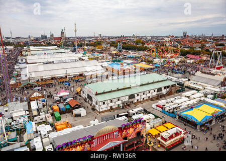 Oktober 7, 2018. München, Deutschland, Oktoberfest, Luftaufnahme von festival Setup, bewölkter Himmel Hintergrund Stockfoto