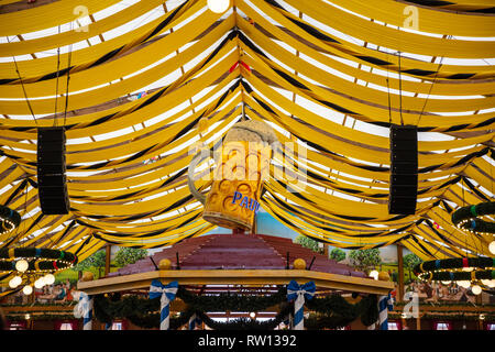 Oktober 7, 2018. München, Deutschland, Oktoberfest, gelbe Zelt dach innen Hintergrund Stockfoto