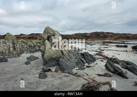 Felsformationen auf dem Sand Uisken Strand im Winter auf der Isle of Mull, Schottland Stockfoto