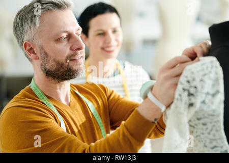 Passende Kleid am Dummy Stockfoto