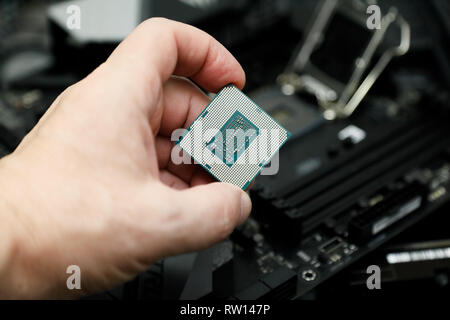 CPU vor dem Einbau in den CPU-Sockel auf dem Motherboard. Stockfoto