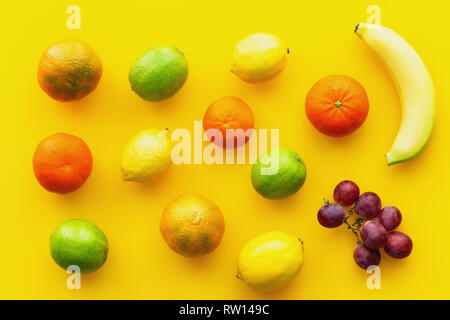 Frische Früchte auf dem gelben Glas Hintergrund Stockfoto