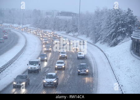 Verkehr in Schnee auf der N7 von Dublin. Schnee und Schneeregen hat Reisen Unterbrechung in Irland verursacht als Sturm Freya verursacht Störungen unter einer Anzahl von Wetterwarnungen reisen. Stockfoto