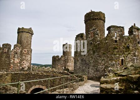 Touristen, die von der Spitze eines Turms in Conwy Castle, Conwy, North Wales, UK Stockfoto