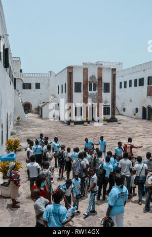 Ein nettes Foto von lokalen Ghanaische Schüler besuchen Sie die alten historischen Elmina slave Schloss an der Küste von Ghana, Westafrika Stockfoto