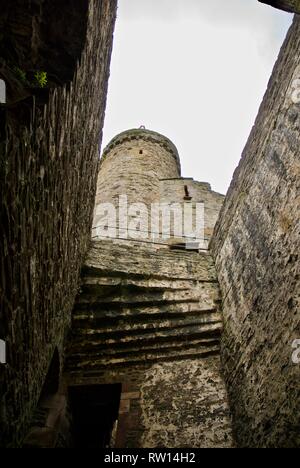 Suchen sie nach oben in Richtung Turm innerhalb von Conwy Castle, Conwy, North Wales, UK Stockfoto