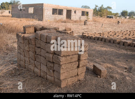 Ein Haufen von Bausteinen (Ziegel) aus Lehm an einem lokalen Baustelle in ländlichen Ghana, Westafrika Stockfoto