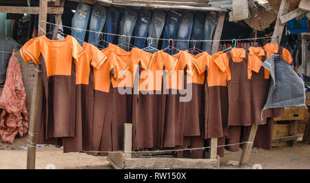 Eine lokale Shop oder Verkauf von Blue Jeans und orange und braun Schuluniformen in Bolgatanga, Ghana. Stockfoto