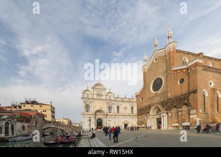 Venedig, Italien - Campo Santi Giovanni e Paolo und die Kirche von St. Johannes und St. Paul (rechts) und der Scuola Grande di San Marco (links) Stockfoto