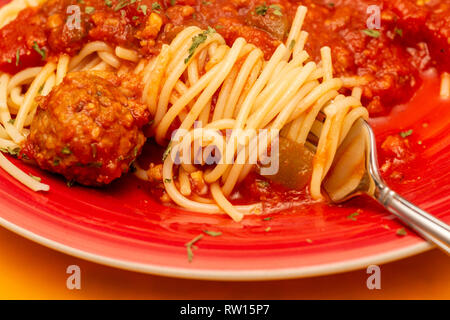 Twirling Spaghetti auf eine Gabel mit frikadelle und Petersilie Stockfoto