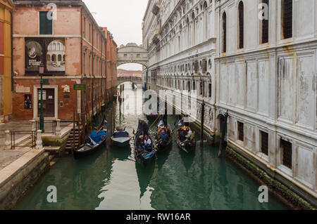 Venedig, Italien (1. März 2019) - ein Stau von Gondeln in der Nähe der Seufzerbrücke (Ponte dei Sospiri) Stockfoto