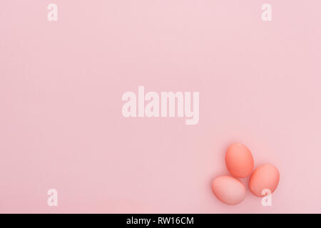 Blick von oben auf die drei Pastell Ostereier isoliert auf Rosa mit Kopie Raum Stockfoto