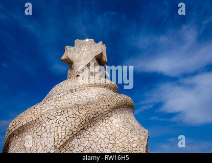 BARCELONA, SPANIEN - ca. Mai 2018: Detail der Lüftungstürme in La Pedrera, Casa Mila oder der Steinbruch bekannt. Stockfoto