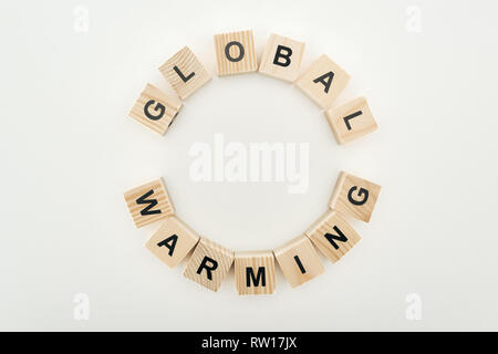 Holzwürfel in Kreis mit "globale Erwärmung" Schrift auf grauem Hintergrund angeordnet Stockfoto