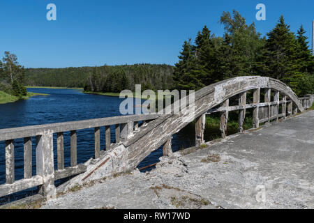 Das 1929 erbaute, verfallende alte Brücke mit nichtrostenden Bewehrungsstahl, Kreuze über der Salmonier Fluss, St Catherine's, Neufundland, Kanada Stockfoto