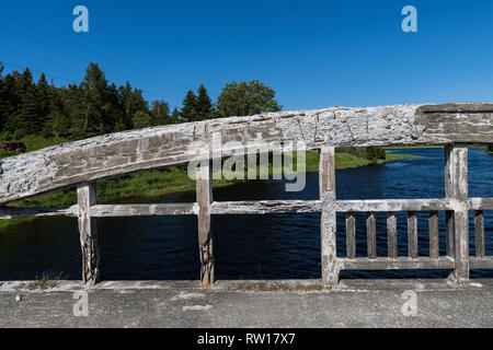 Das 1929 erbaute, verfallende alte Brücke mit nichtrostenden Bewehrungsstahl, Kreuze über der Salmonier Fluss, St Catherine's, Neufundland, Kanada Stockfoto