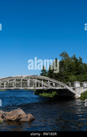 Das 1929 erbaute, verfallende alte Brücke mit nichtrostenden Bewehrungsstahl, Kreuze über der Salmonier Fluss, St Catherine's, Neufundland, Kanada Stockfoto