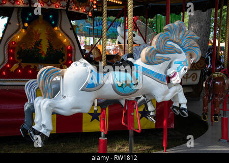 Weißes Karussell Pferd auf Merry go round Stockfoto